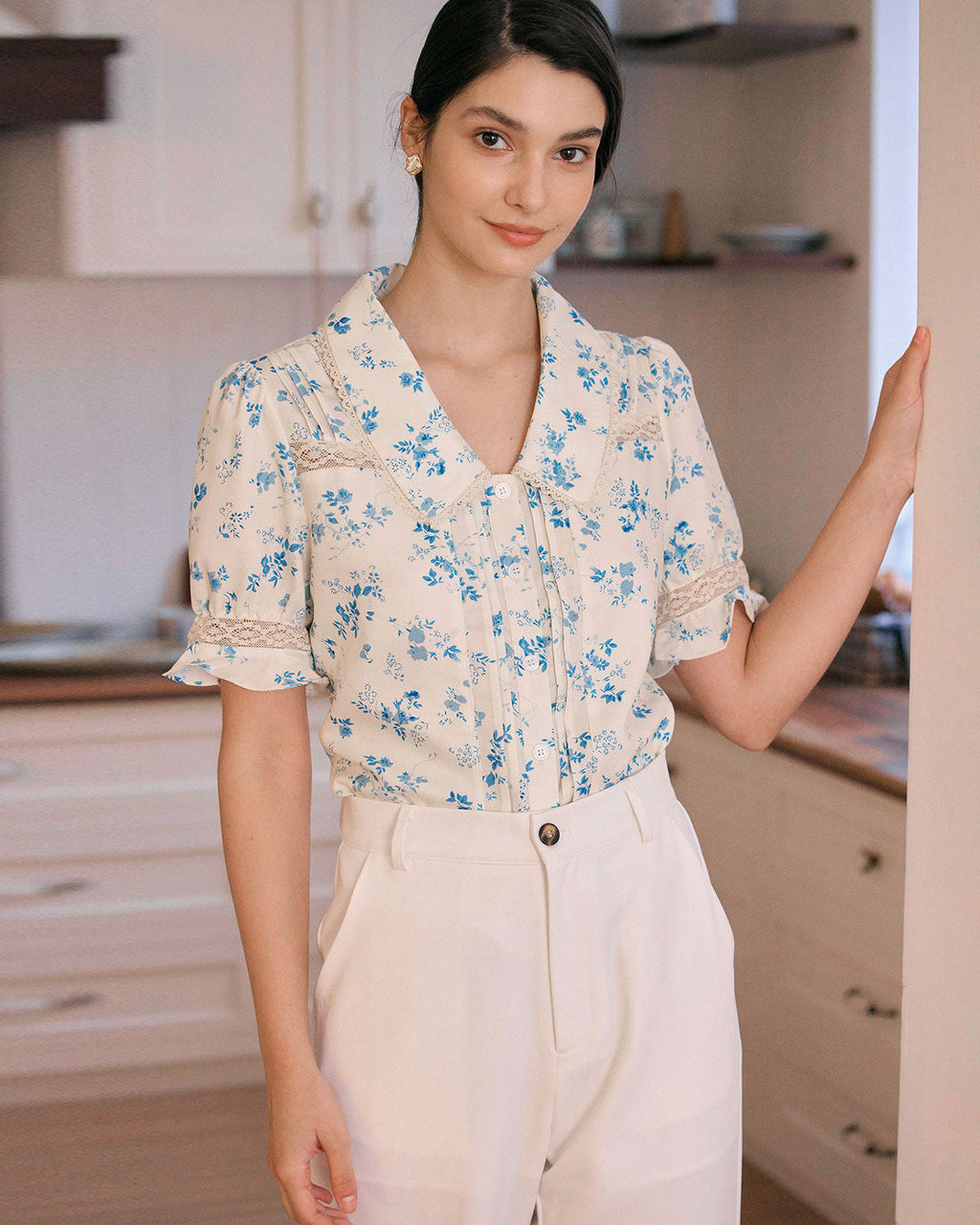 Camisa plisa floral con encaje