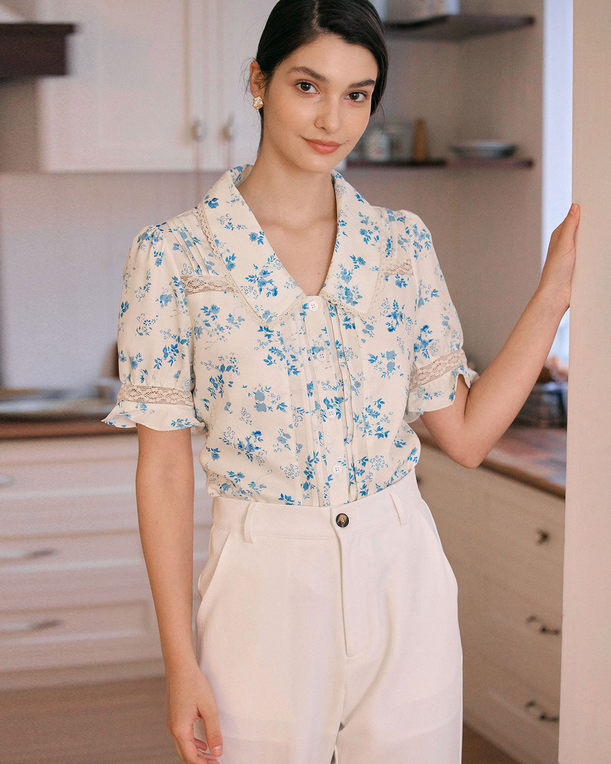 Camisa plisa floral con encaje