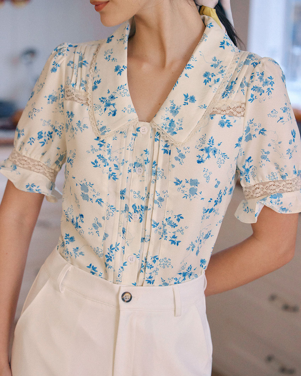 Camisa plisa floral con encaje