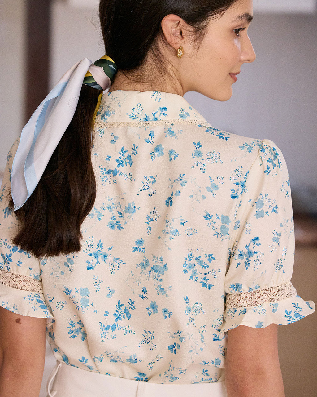 Camisa plisa floral con encaje