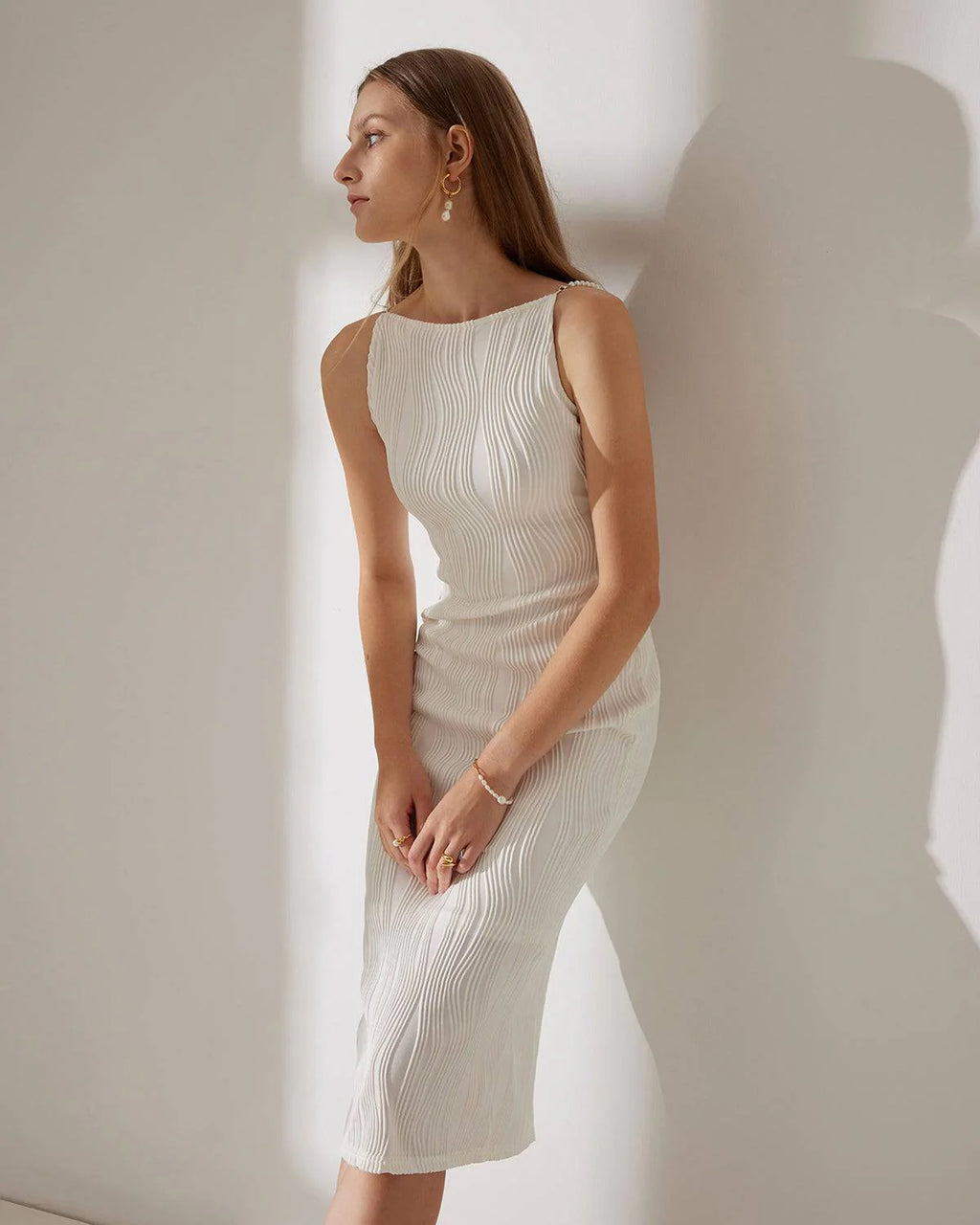 Vestido midi ivory tejido ondulado, vista de perfil