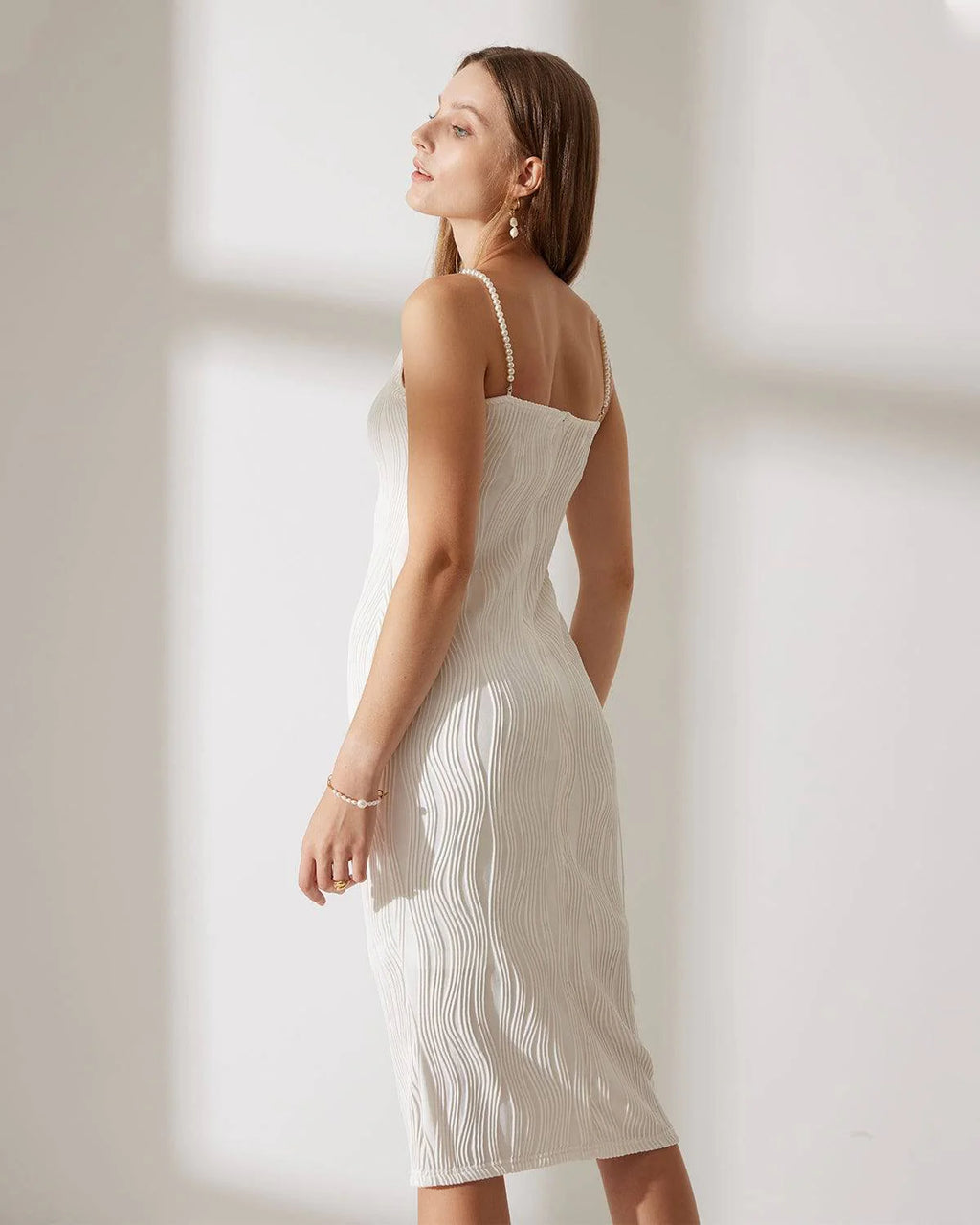 Vestido midi ivory de espalda, silueta ajustada