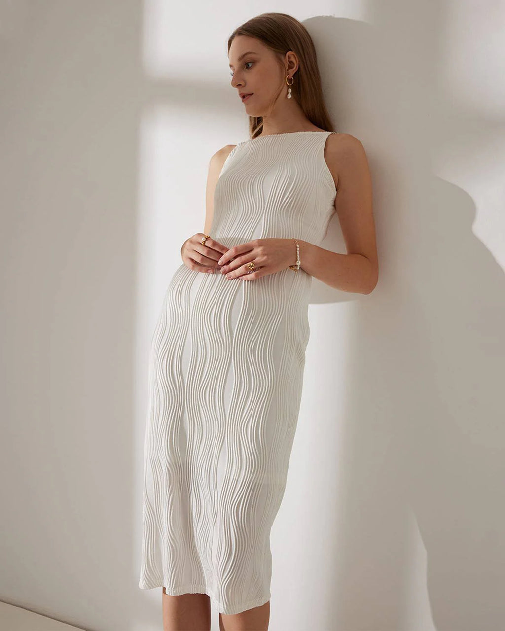 Vestido midi ivory tejido ondulado con tirantes de perlas, vista sentada