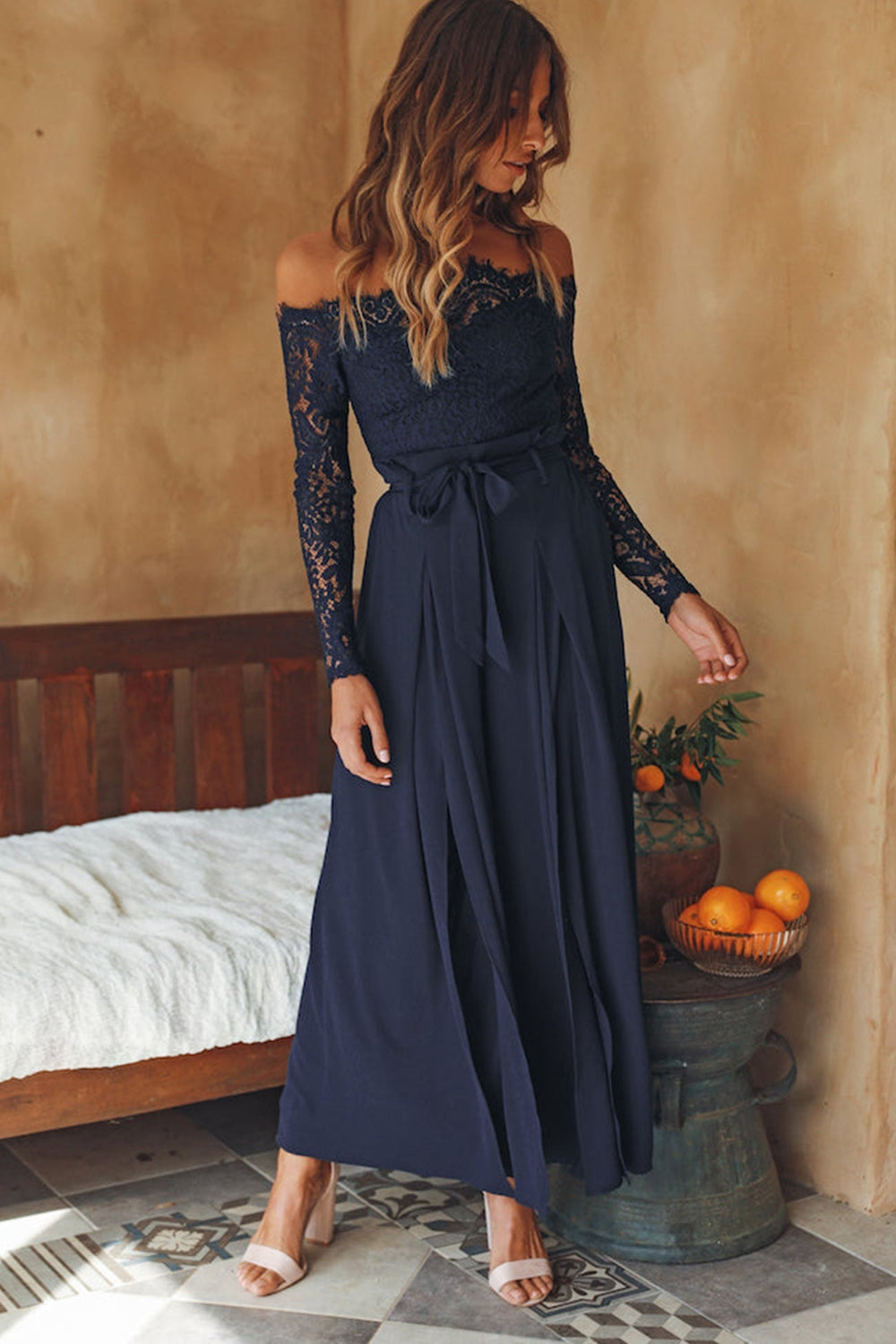 Mono Elegante con Encaje