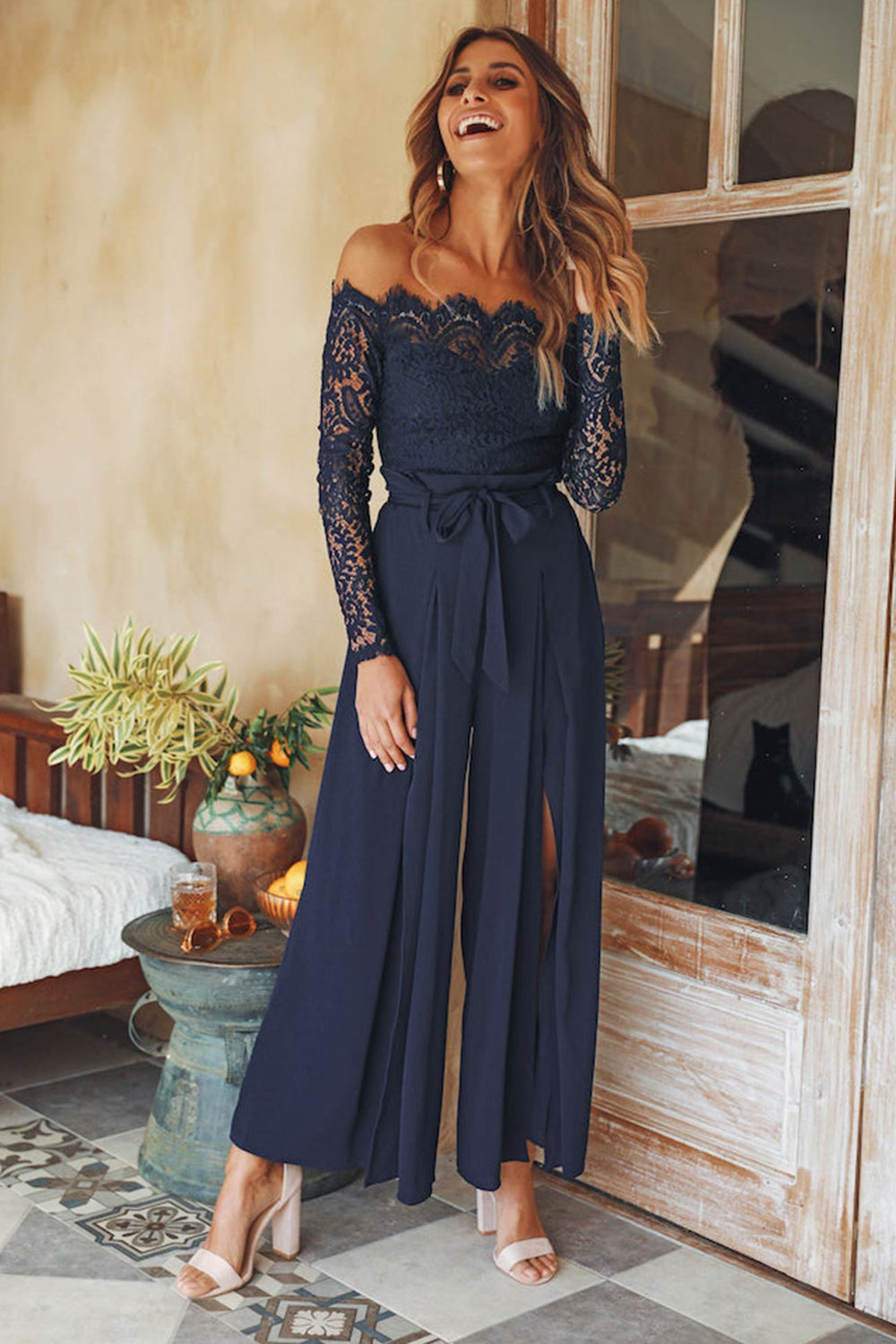 Mono Elegante con Encaje