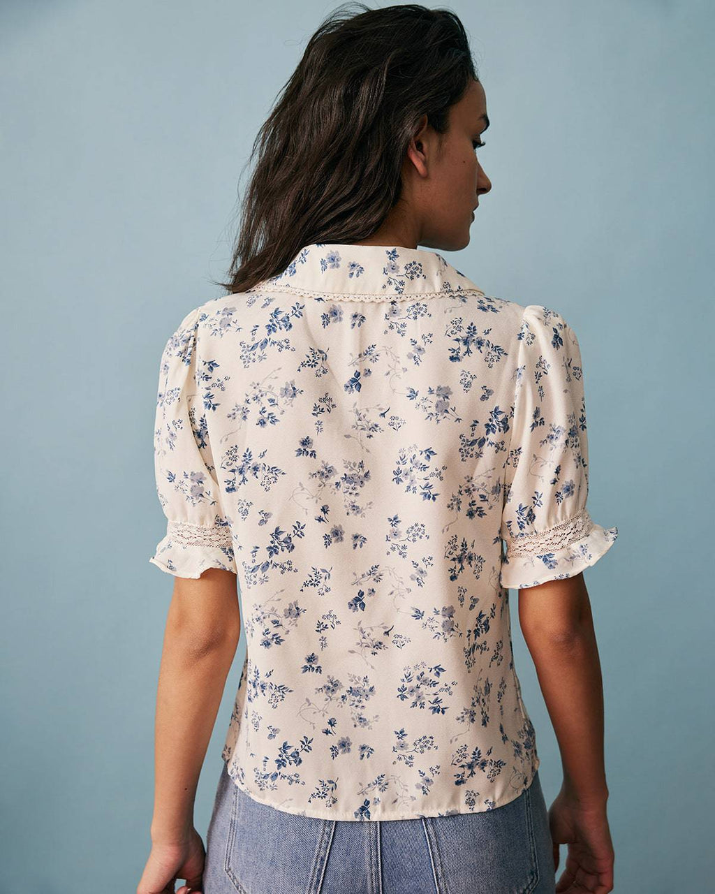 Camisa plisa floral con encaje